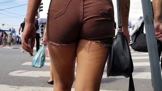 seguindo morena de coxas grossa