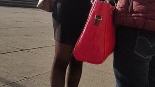 Ejecutiva en medias flats y falda ajustada