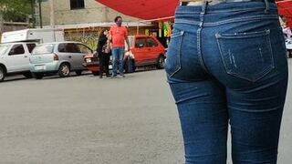 Culona adolescente en jeans.