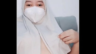 Fucking a gorgeous jilbaber GF who is hyper, her shaking makes her come out inside