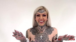 Tattooed Amber Luke fucks the tremor for the first time