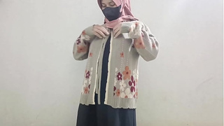Hijab skank masturbate using cucumber