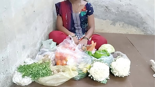 Desi slut scolded a vegetable buyer selling vegetables