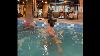 Seduzi o Hóspede Dotado Na Piscina Do Hotel, Levei Pro Meu Quarto Pra Me Foder Na Frente Do Corno e Gozar Na Minha Boca - COMPLETO NO RED