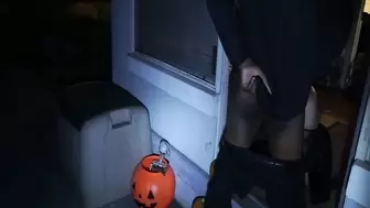 I fuck this PAWG on her porch on Halloween