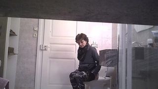 mature au toilette
